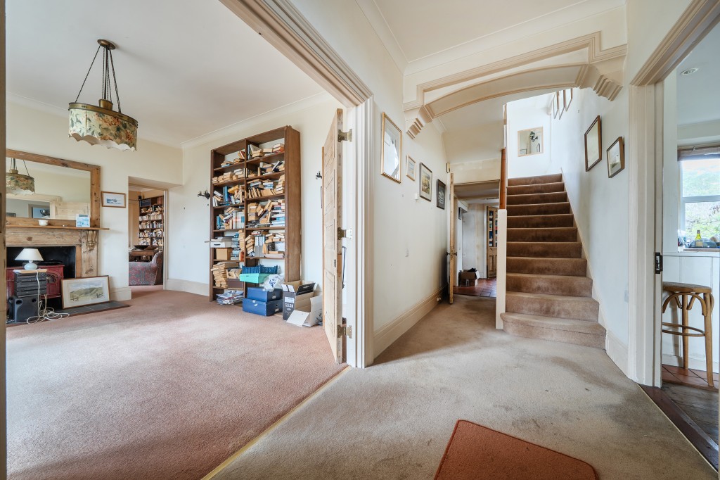 Lot: 47812 - FORMER CAPTAINS HOUSE PLUS THREE-BEDROOM BUNGALOW SET IN OVER 8.5 ACRES OF LAND WITH COUNTRYSIDE AND SEA VIEWS - Entrance hall